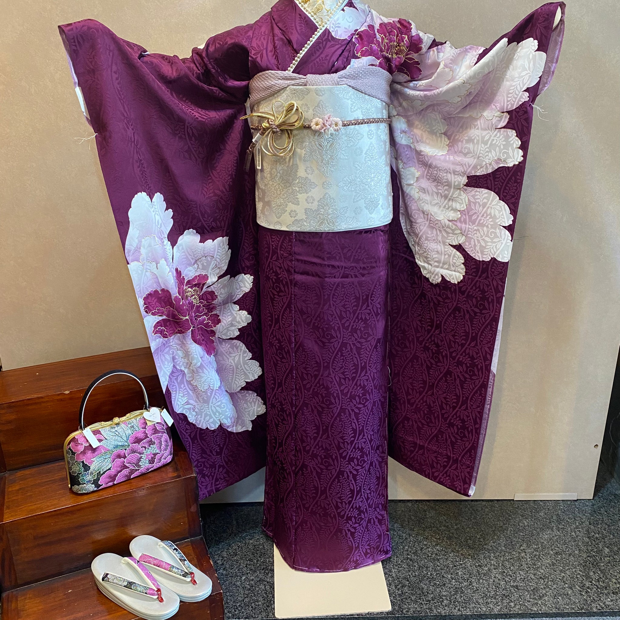 振袖 0144 葡萄色 （えびいろ） 花・御所車 【中古】（レターパック不可） 女性和服・着物